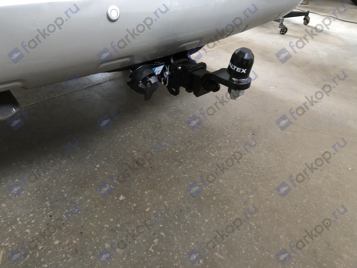 Установили фаркоп TowRus для Toyota Land Cruiser J200 2013 г.в.
